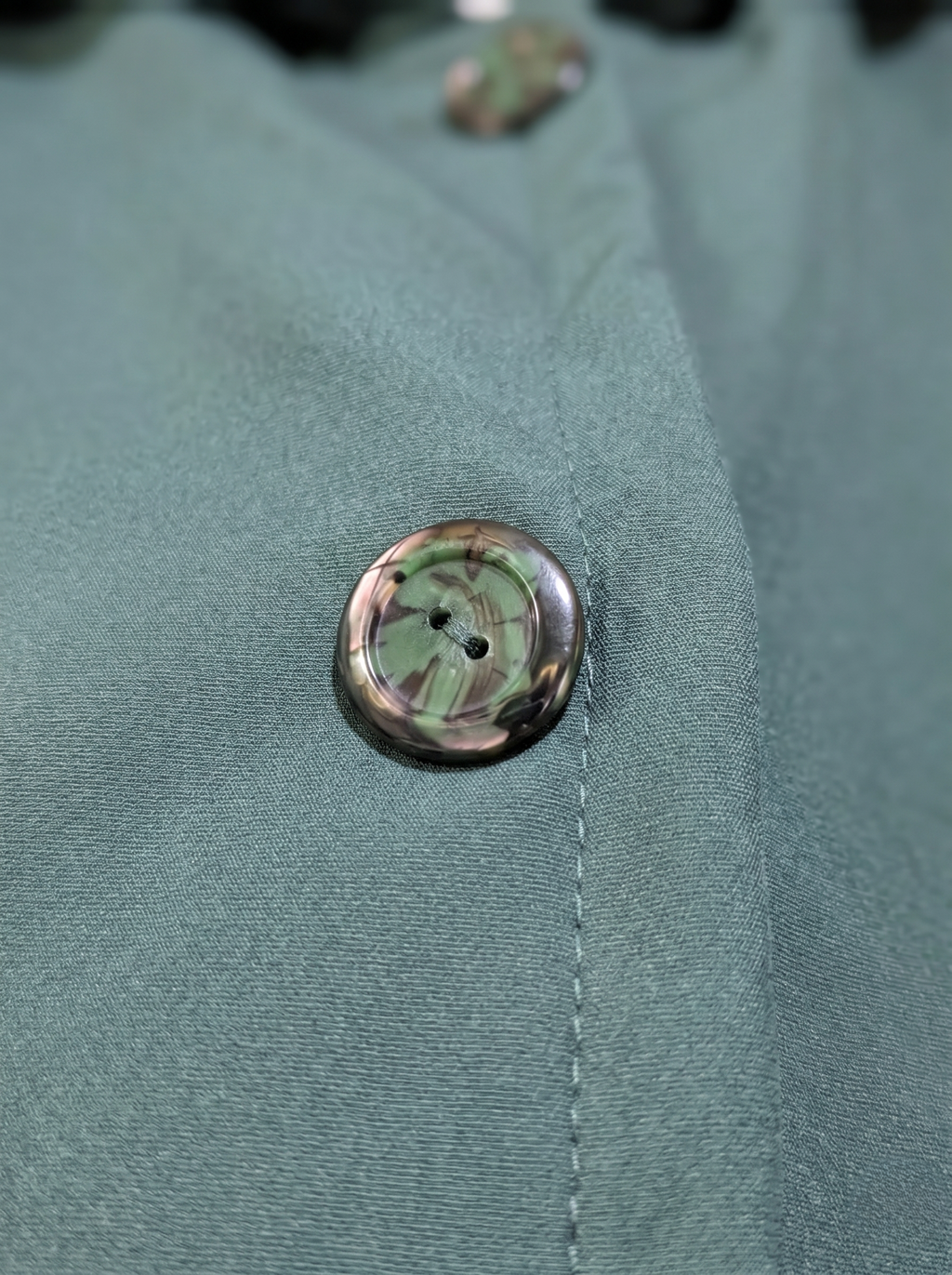 Chamarra Softshell Verde Oliva con Capucha y Corte Estilizado para Mujer