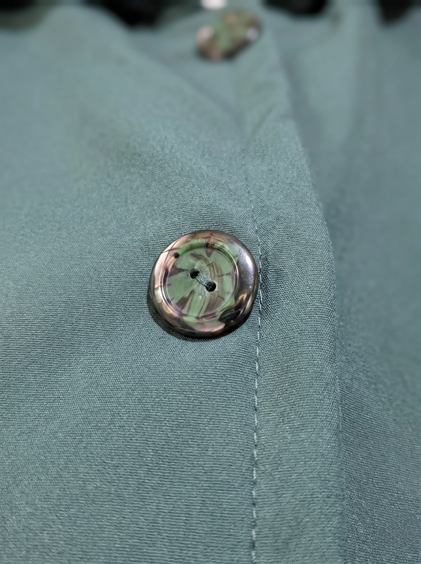 Chamarra Softshell Verde Oliva con Capucha y Corte Estilizado para Mujer