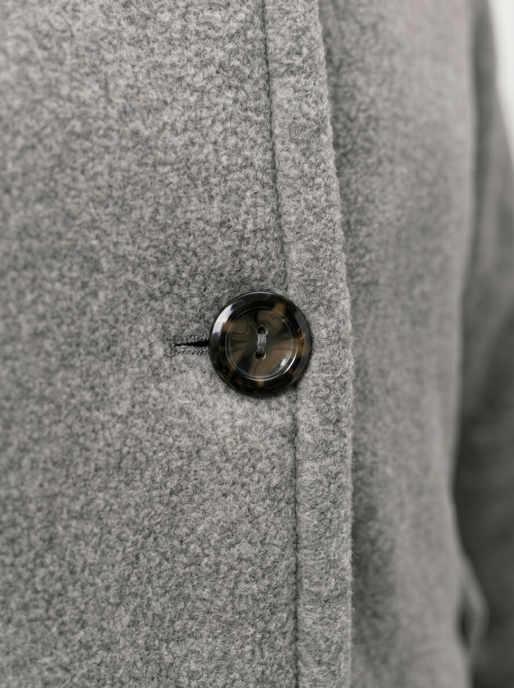 Gabardina De Textura Con Botones En Contraste Color Gris