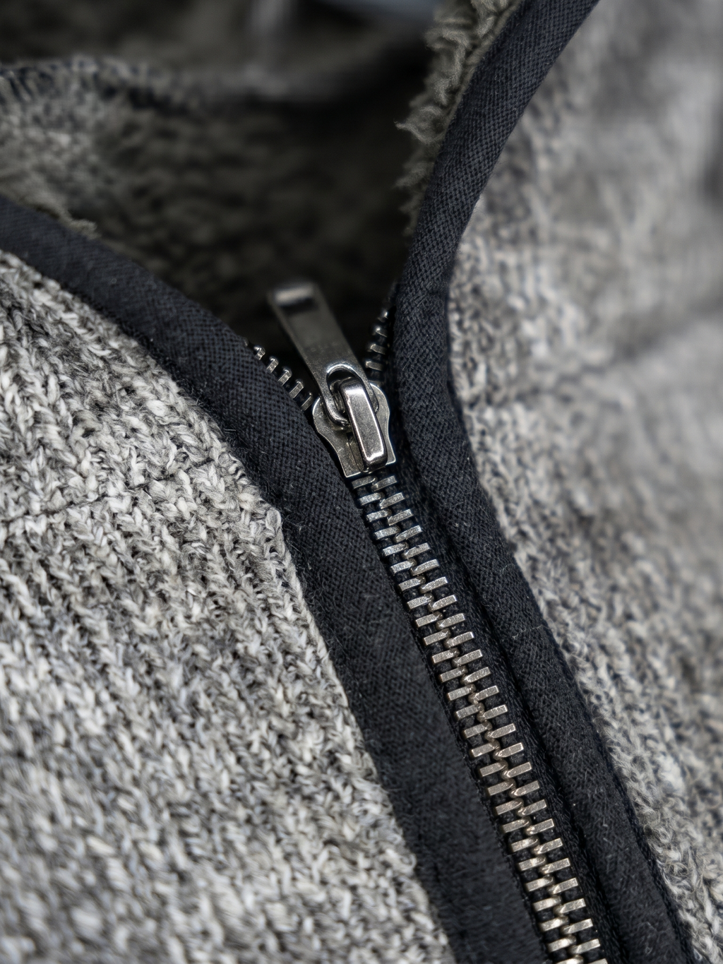 Abrigo Largo Texturizado con Gorro y Cierre Color Gris Obscuro