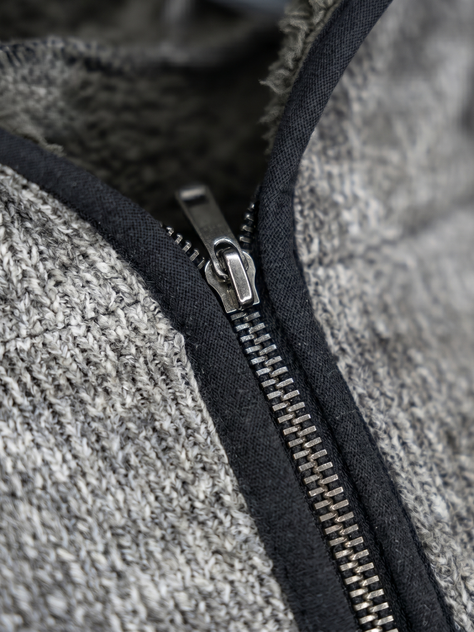 Abrigo Largo Texturizado con Gorro y Cierre Color Gris Obscuro